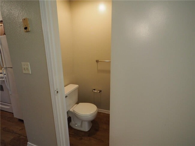 Building Photo - 105 Hillside Dr
