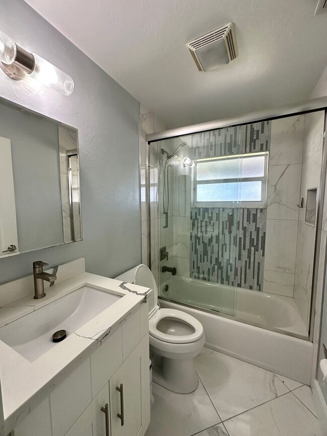 Building Photo - Stunning 3 Bedroom + Den Home with Fence +...