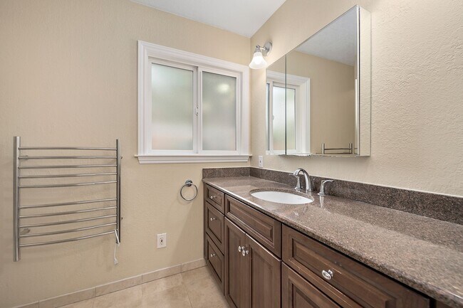 Building Photo - Beautiful 4/2 Executive Home with Cupertin...