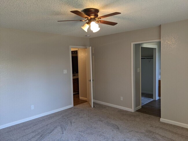 Building Photo - Nice 3 bedroom home, recently updated offe...