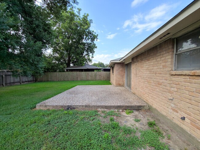 Building Photo - 14826 Weil Pl