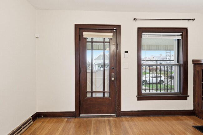 Building Photo - E Markison Ave