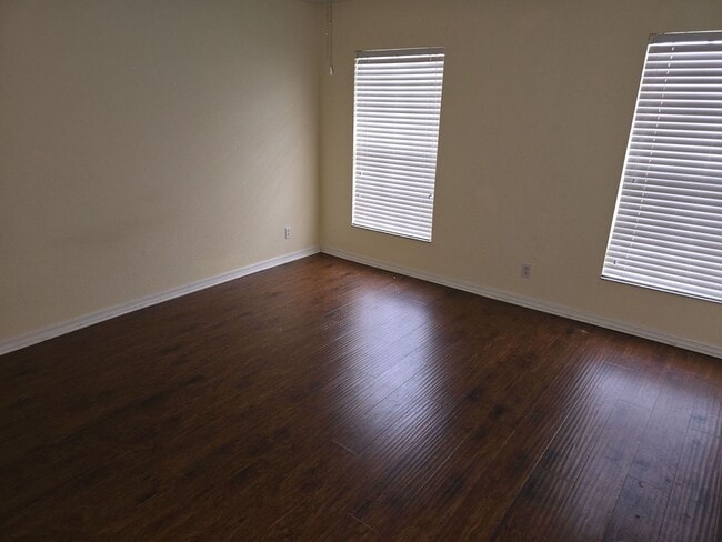 Building Photo - Charming 2 bedroom, 1.5 bathroom, 2 story ...
