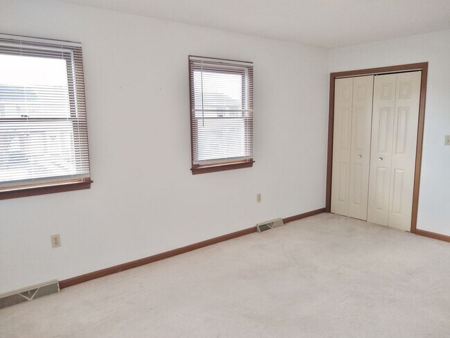 Building Photo - 2 Bed / 1-1/2 Bath Single Family Home Townhome