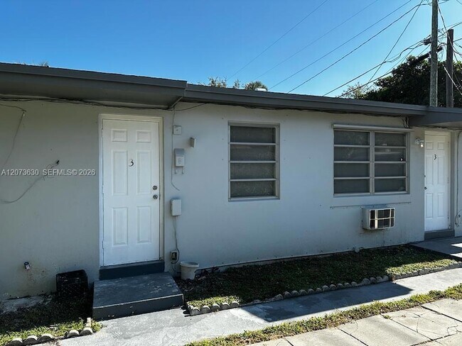 Building Photo - 2115 N 17th Ct