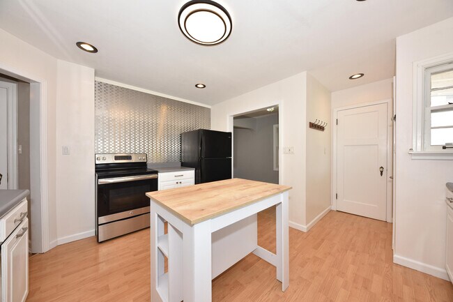 Building Photo - 309 W Washington St