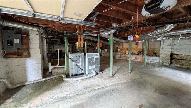 Building Photo - 4300 Rickenbacker Way NE