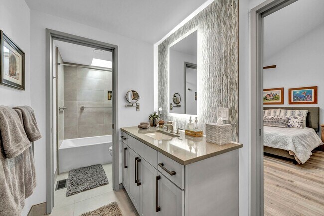 Building Photo - LAKEFRONT LUXURY ON LAKE STANLEY | FULLY FURNISHED + UTILITIES INCLUDED IN GUARDED LAKERIDGE SHORES