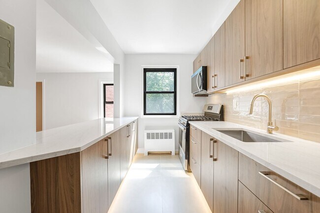 Building Photo - 2329 Hudson Terrace