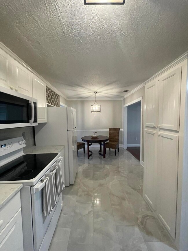 Building Photo - 5 N Deleon Ave