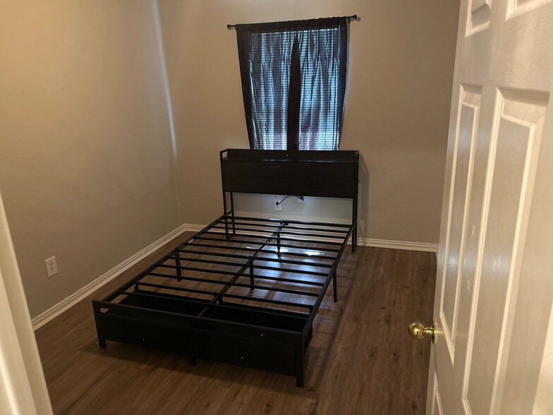 Building Photo - Room in Duplex on Stalcup Rd