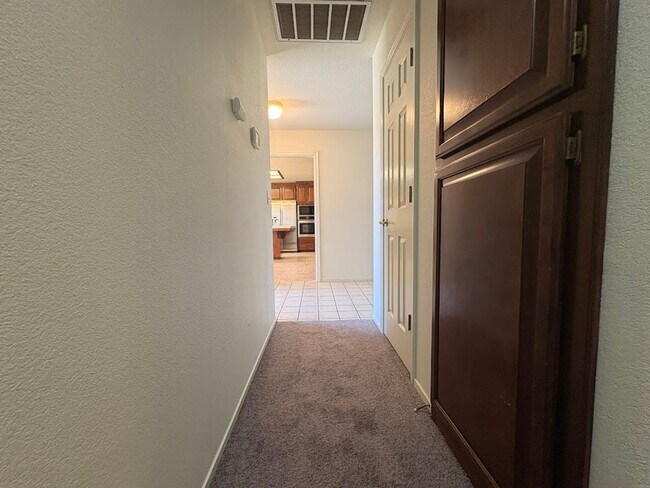 Building Photo - Spacious 4 Bedroom Home in Quiet Galt Neighborhood