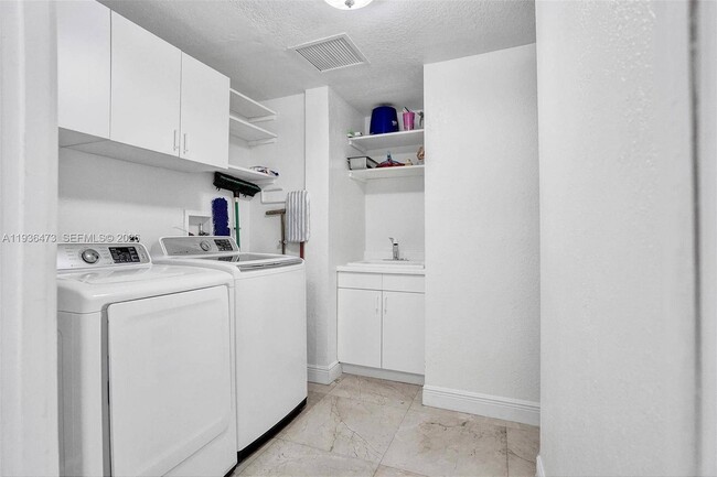 Building Photo - 13105 Biscayne Island Terrace