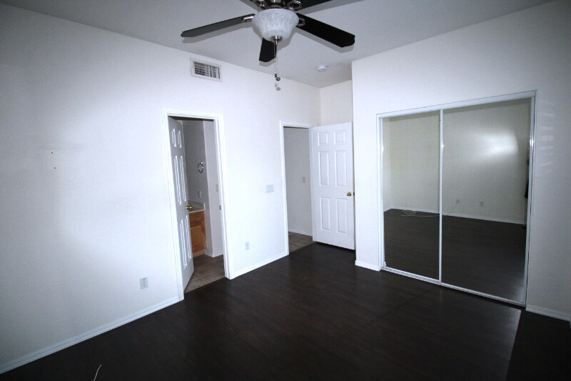 Building Photo - 440 S Val Vista Dr