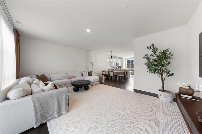 Building Photo - 2217 Venture Dr