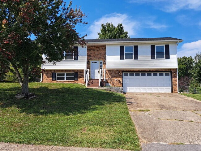 Primary Photo - 1352 Hunters Ln