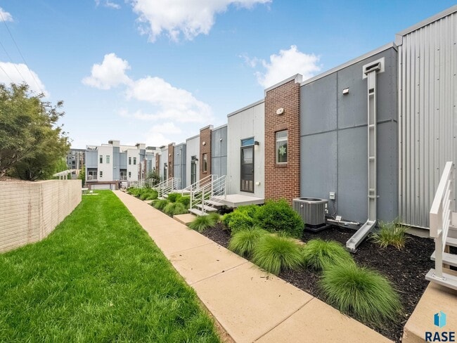 Building Photo - 226 E Residence Pl