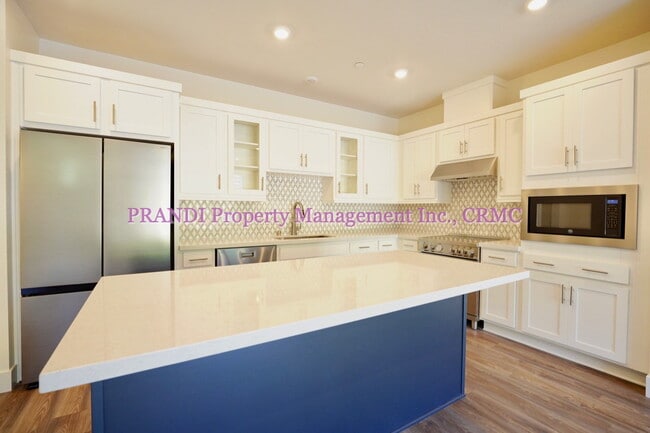 Building Photo - Brand New Townhome, Luxury Meets Convenience!