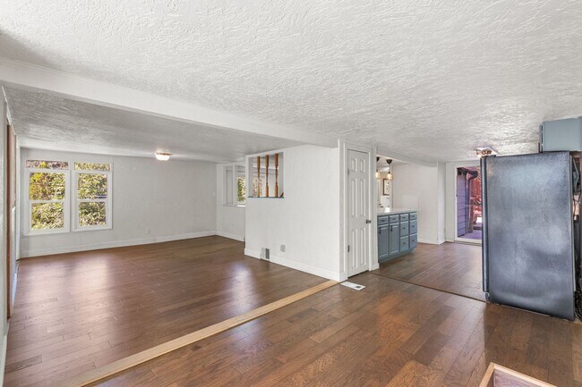 Building Photo - 135 S Path