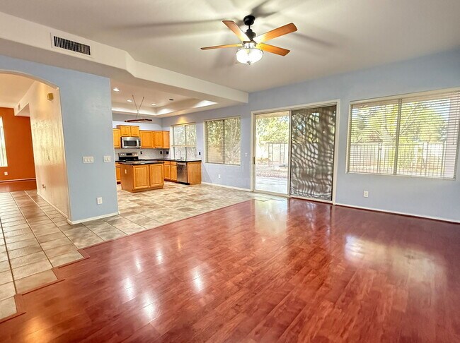 Building Photo - 9786 S La Rosa Dr