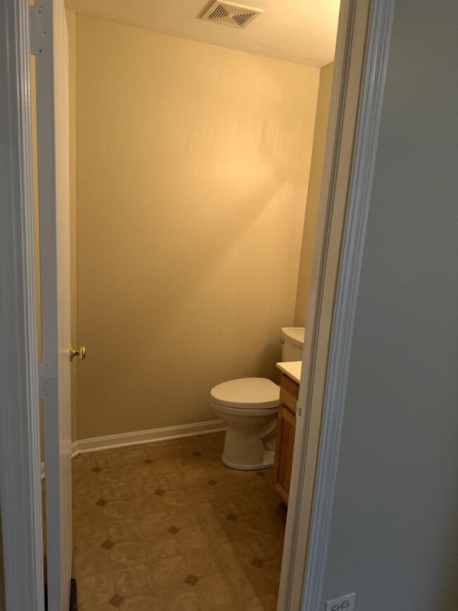 Building Photo - 2 St. 2BR 1.5Ba 1CGar Fenced yard in Cul-d...