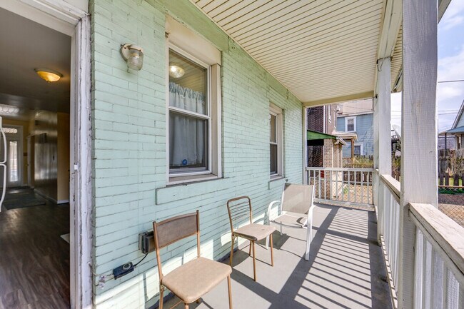 Building Photo - 504 Center St