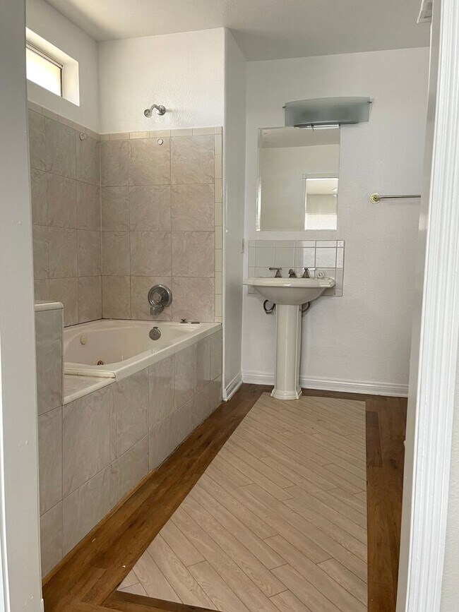 Building Photo - READY NOW! 3+2 with garage and large fenced backyard