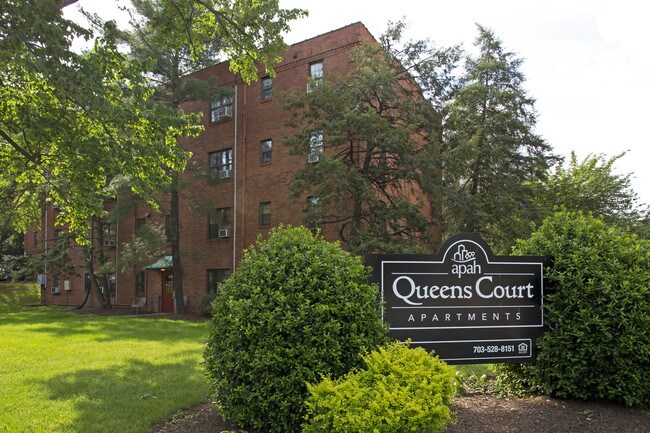 Primary Photo - Queens Court Apartments
