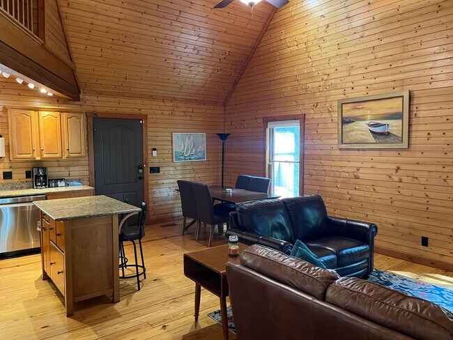 Building Photo - Beautiful 3/2 Mountain Home Rental!