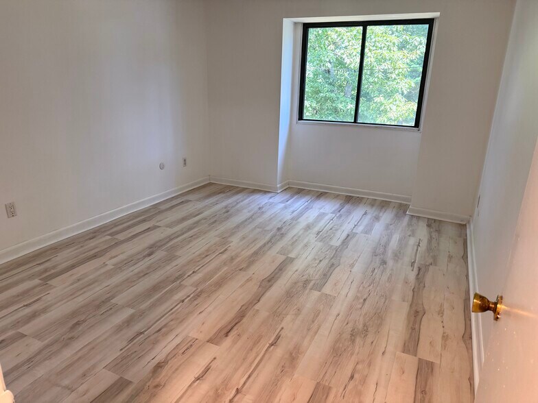 Building Photo - 176 Maple Ave