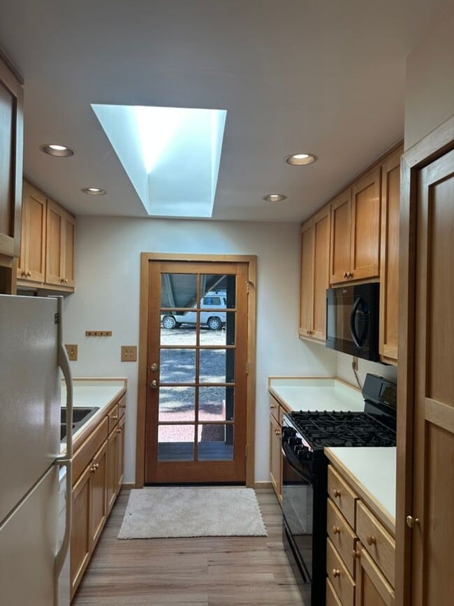 Building Photo - Long Term Lease in Glenshire- $2800