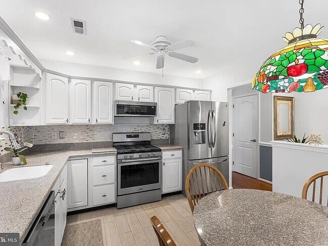 Building Photo - 64 Maple Leaf Cir