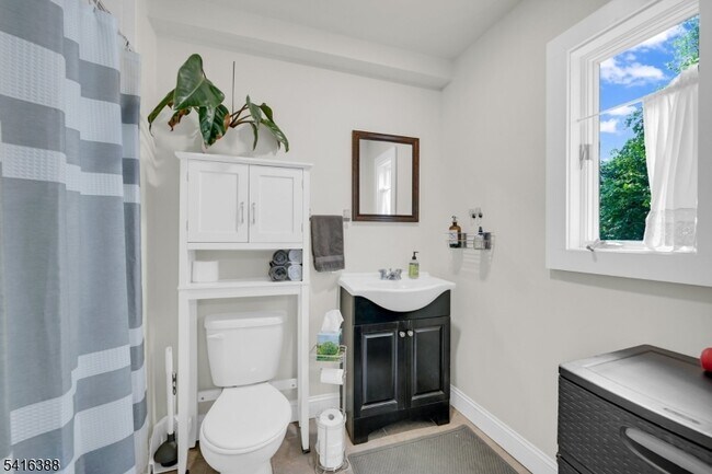 Building Photo - 38 Morris St