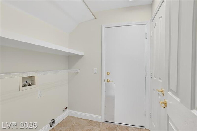 Building Photo - Exquisite 5-bed, 3-bath home w/ spacious 3-car garage offers luxurious living & effortless entert...