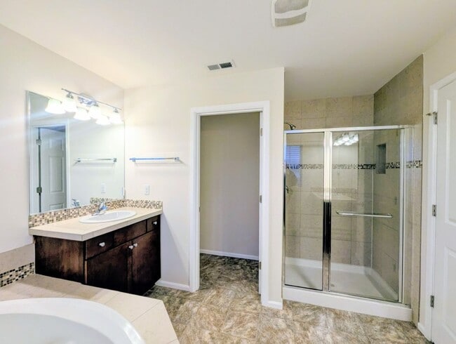 Building Photo - 4Bd/2.75Ba Lake Stevens House