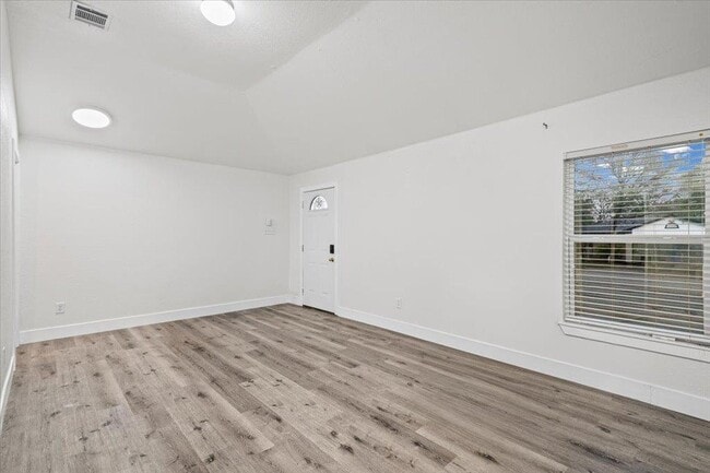 Building Photo - 158 Oak River Dr