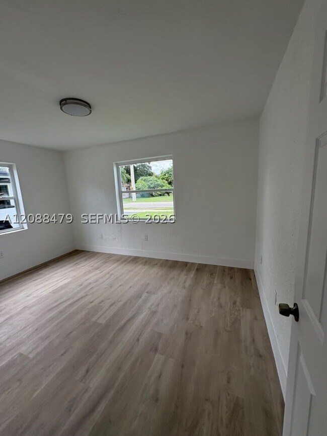 Building Photo - 825 S 28th Ave