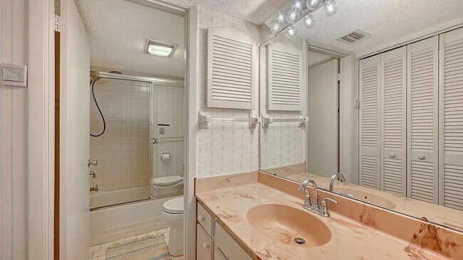 Building Photo - "Charming 2-Bed, 2-Bath Condo Oasis in Bradenton's Heart!"