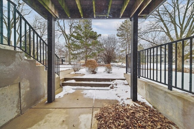 Building Photo - 1426 Stonebridge Cir