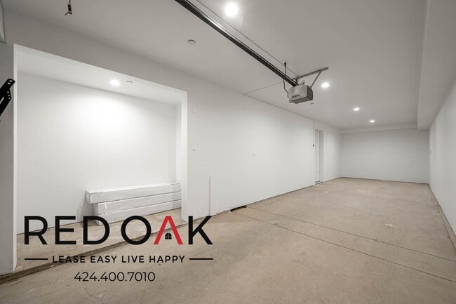 Building Photo - 1999 Vista Del Mar Ave