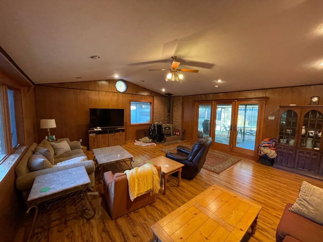 Huge living area overlooking pool patio - 2031 NW 8th Pl