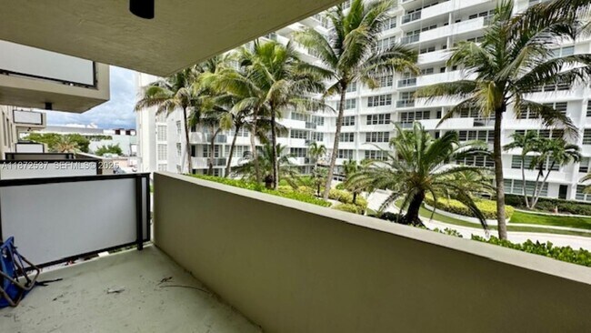 Building Photo - 1623 Collins Ave