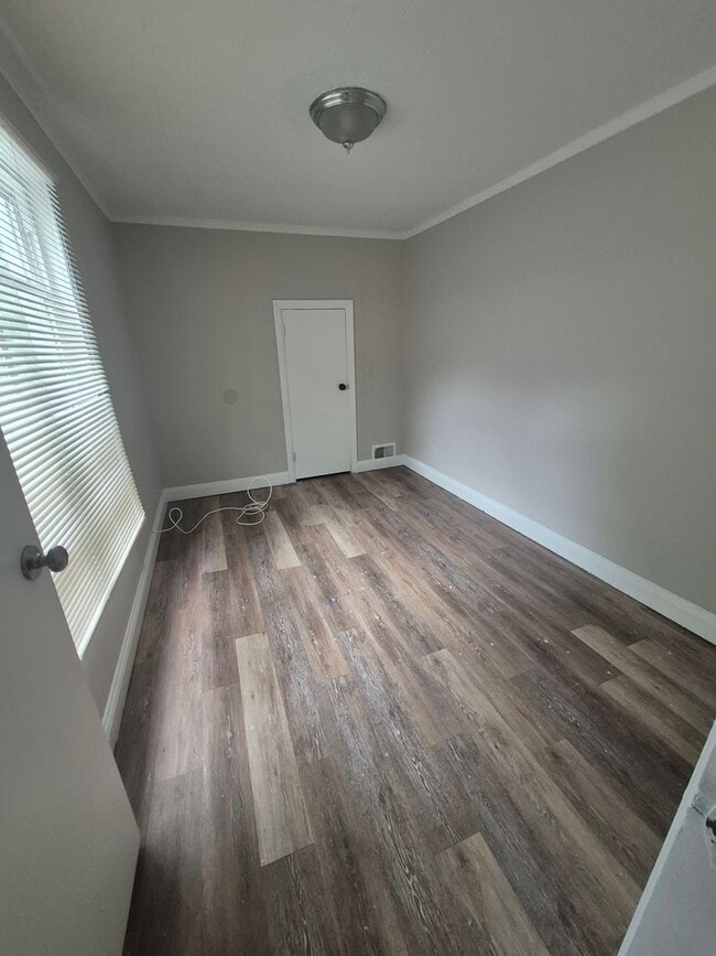 Building Photo - 4 Bedroom 2 Bath Single Family House!