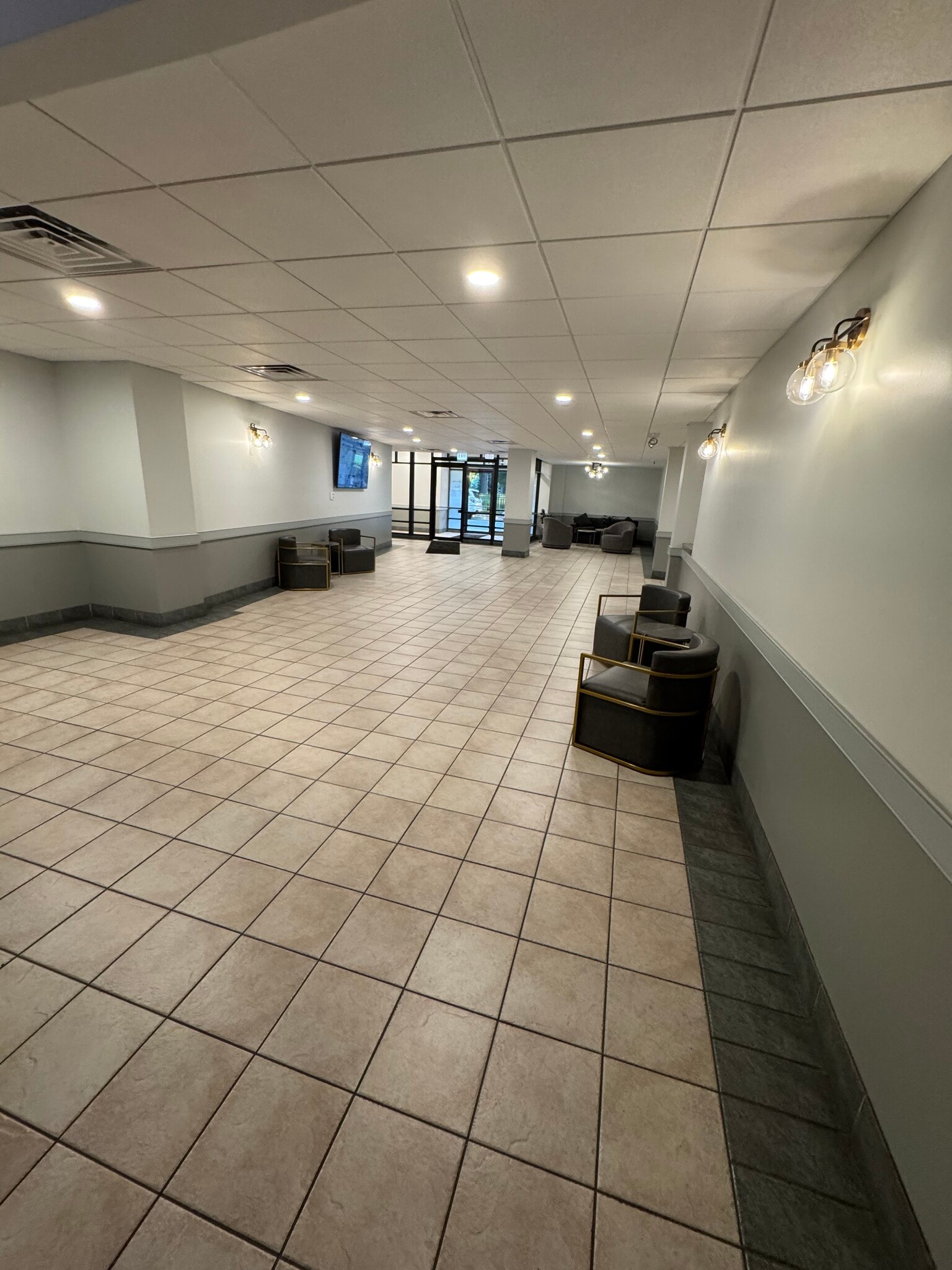 Lobby - 811 S Lytle St