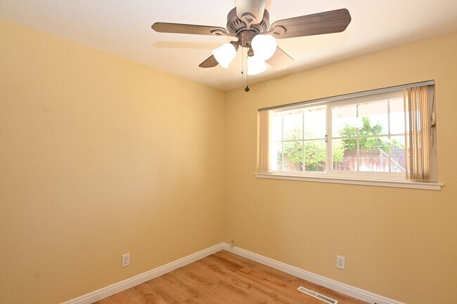 Building Photo - Beautiful 5 bed 3 bath, 2 car Garage & Pool, Near Snell & Calero