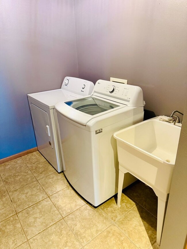 Building Photo - Remodeled 3BR 3BA Duplex in Black Earth –  $2800 month