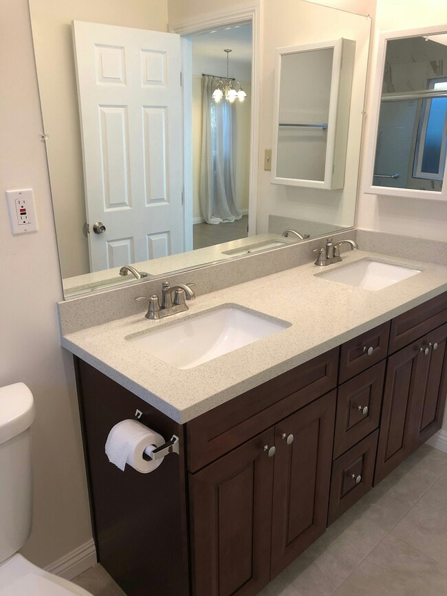 Building Photo - 516-516 N Olive Ave