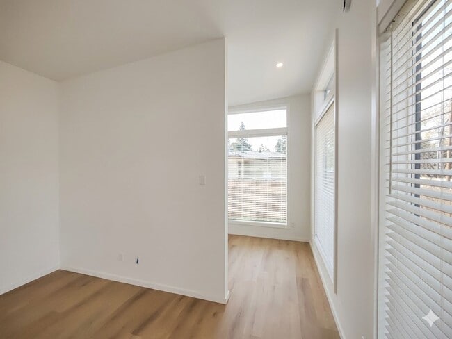 Building Photo - Fully Fenced Private Single-Level 2x2 Retreat in Bend with Bonus Office Nook!