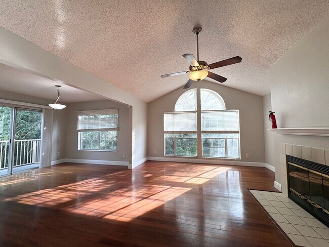 Building Photo - 690 Roaring Dr