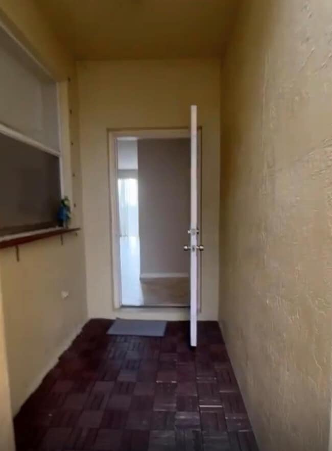 Building Photo - 2223 Pasadena Way